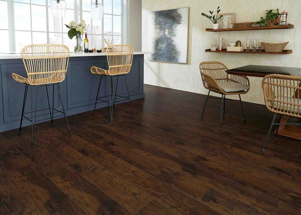 Suelo de madera veteada SPC marrón oscuro en moderna cocina comedor.