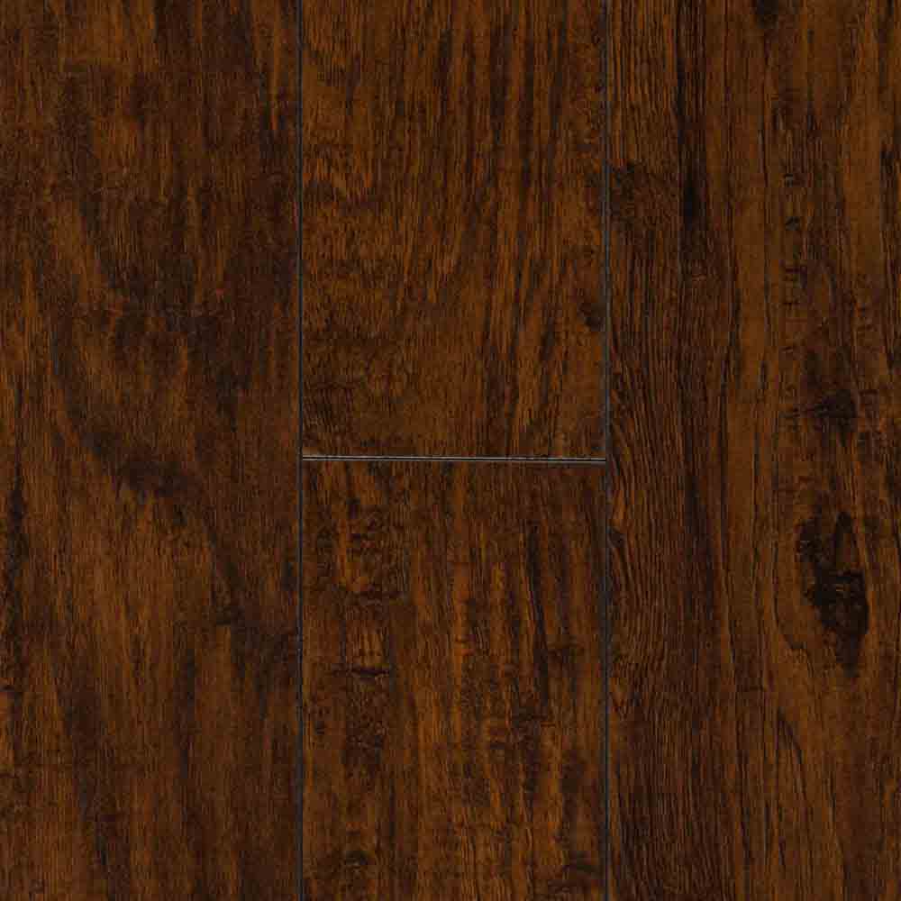Detalle de la textura del suelo SPC de grano de madera marrón oscuro.