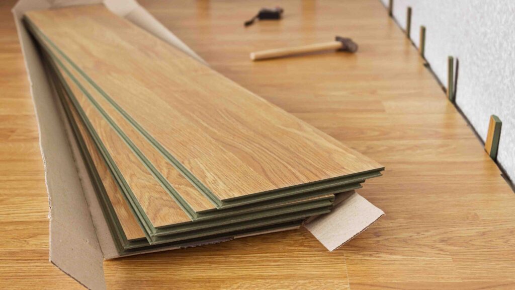 Gestapelte Laminatfußbodenbretter für ein Verlegeprojekt