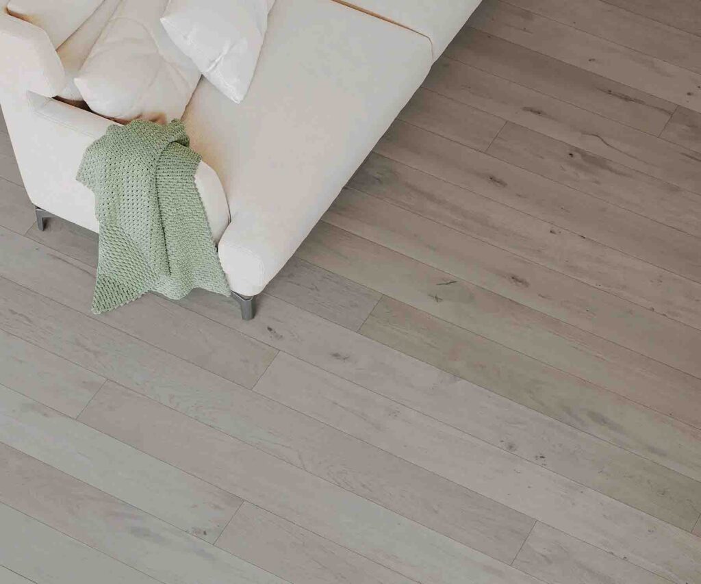 Modernes Wohnzimmer mit mehrfarbigen Parkettböden